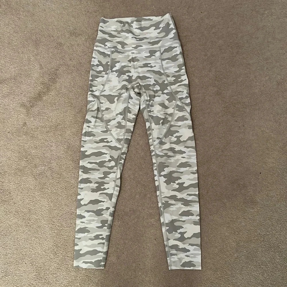 Aerie chill play move camouflage leggings size small white and gray